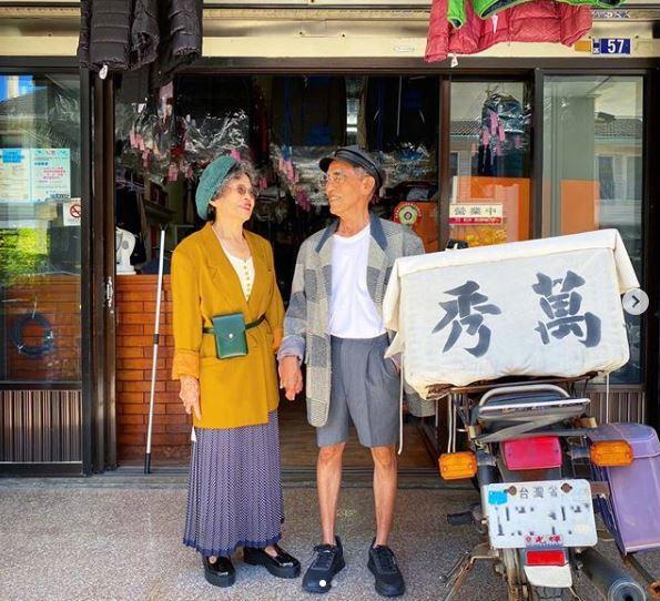 83歲老夫妻意外成網紅!丟棄舊衣服穿出“新潮風”,年輕人自嘆不如