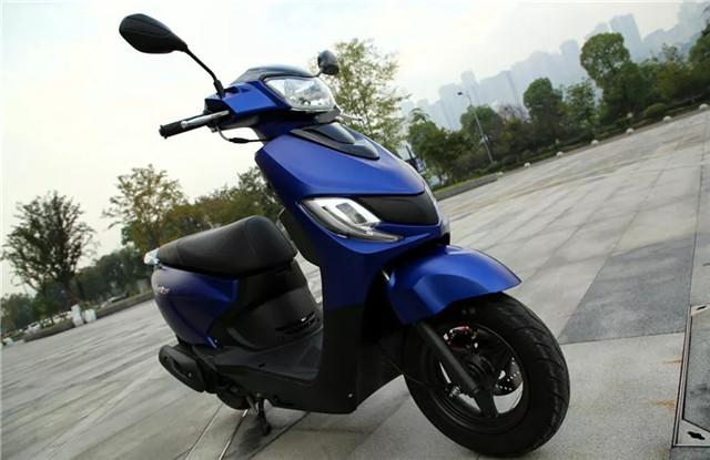 代步踏板小海豚，前轮碟刹一体式座垫，110CC发动