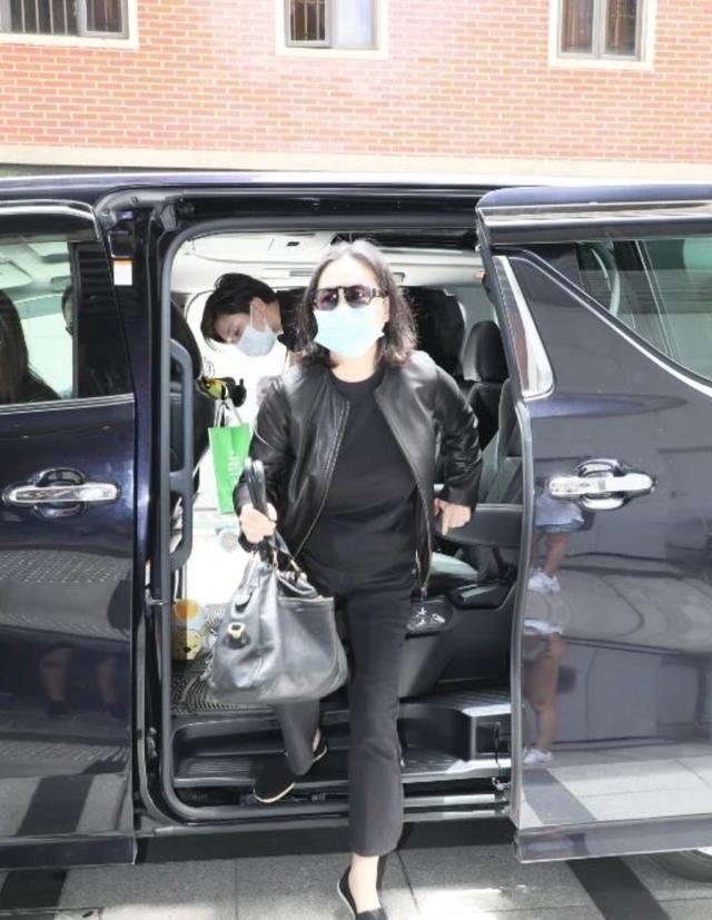 赌王法事现场：窦骁何超莲穿潮服像走秀，何猷君头发长得能扎小辫