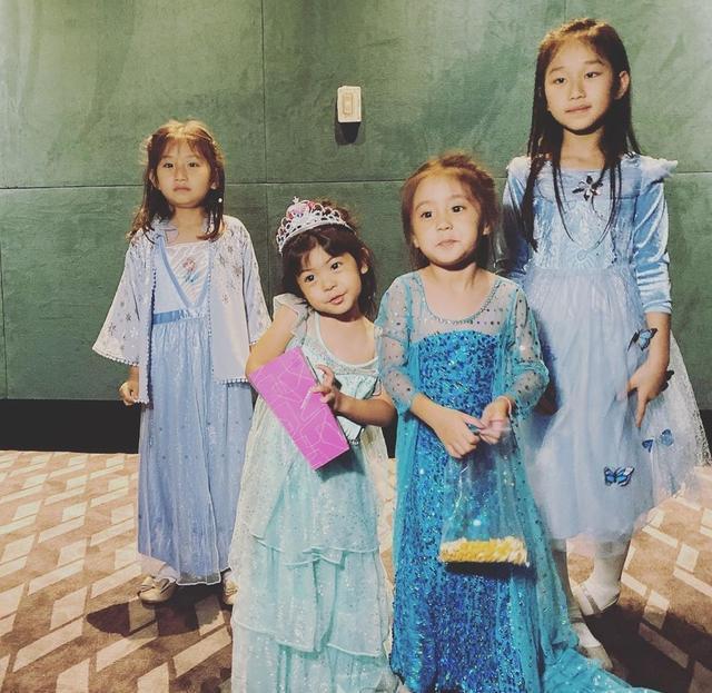 贾静雯一家四口包场请好友看电影，霍建华疑带女儿同行变超级奶爸