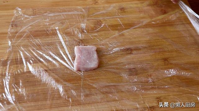 猪肉敲成薄片，包上一大块芝士，表皮金黄酥脆，咬上一口会爆浆