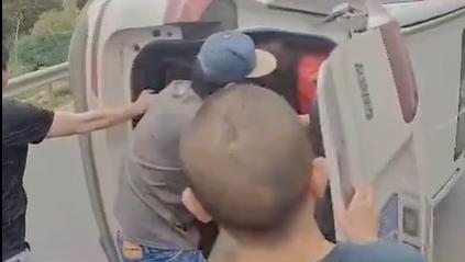 路遇|48岁沙宝亮路遇车祸连忙下车救人 善举获赞无数