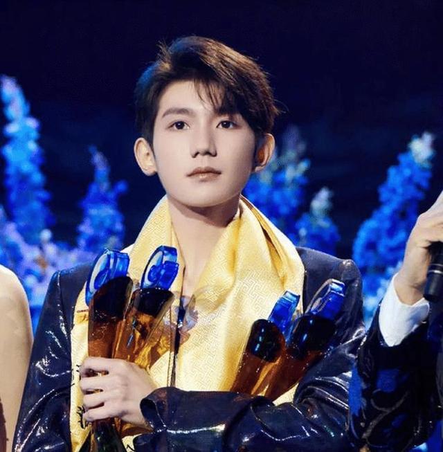 看了杨幂杨紫金晨的旧照，终于知道为啥王源要去缩鼻翼了