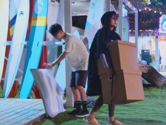 乔欣独自收拾节目场地时，有谁留意王一博说啥