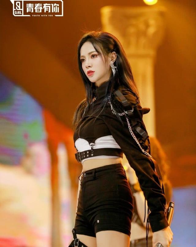 刚出道就拉开差距？赵小棠连上两部综艺，许佳琪和孔雪儿却忙掐架