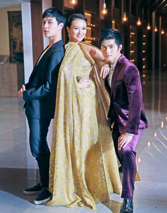 章子怡带一家人爬山太清新，小女儿一看脸傲娇