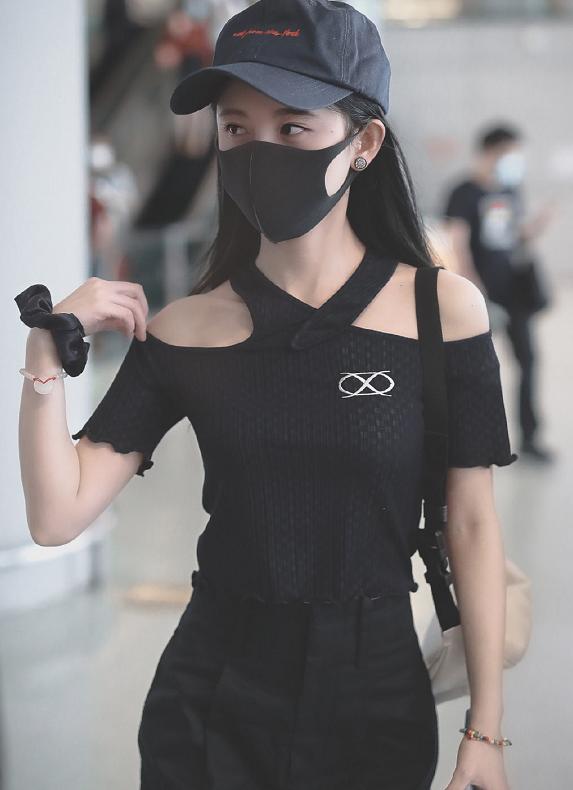 鞠婧祎“露肩照”力证没垫肩？现场生图曝光，差别有点大