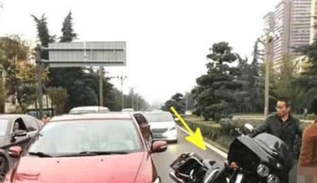 本田与摩托发生碰撞，本田车主索要2000赔偿，殊不知摩托车损更高