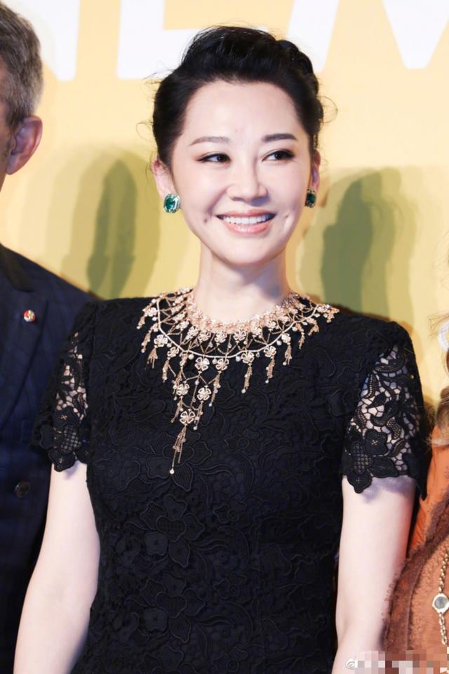 51岁的许晴：情史如此丰富，为何至今仍单身？网友表示：不敢娶