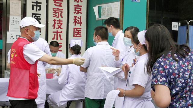 爱心献血，助力战"疫"南京京科医院为爱挽起衣袖组织无偿献血活动 图2