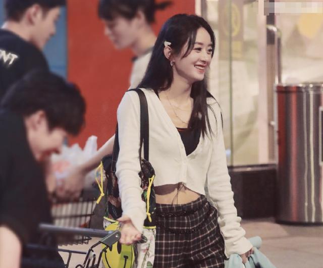 赵丽颖生图美出新高，我却只关注她包上的创可