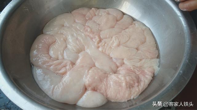 客家人炒猪大肠从不直接下锅炒，想要开胃好吃，这一步一定不能省