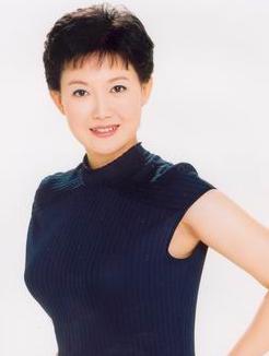 她是央视知名女主播，年近50至今未结婚，独享一