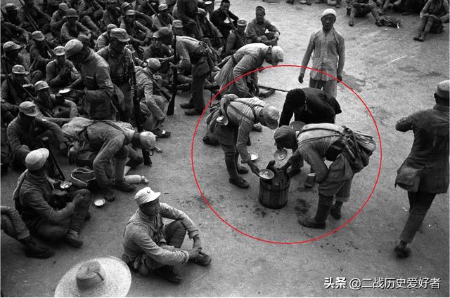 从一张八路军喝水图中看其单兵装备，跟我们想