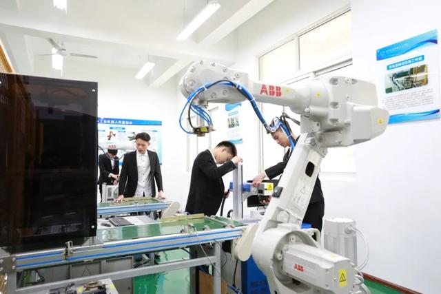 五百强合作单位多，还是全川唯一一所电子信息类公办高等职业院校