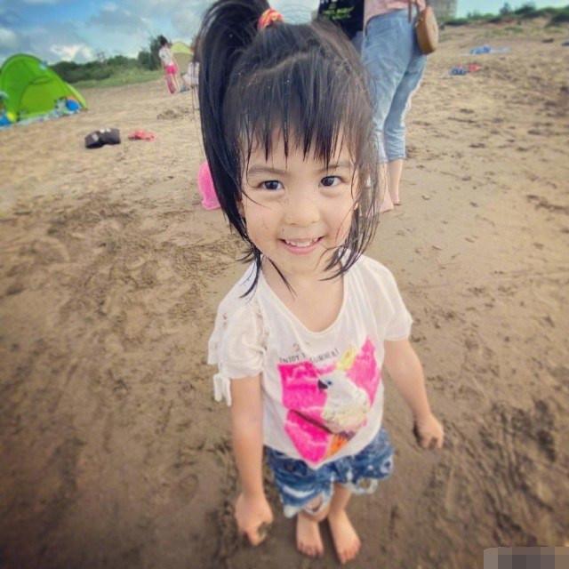 贾静雯夫妇为小侄女庆生，波妞显害羞，躲妈妈怀里脸都快挤没了
