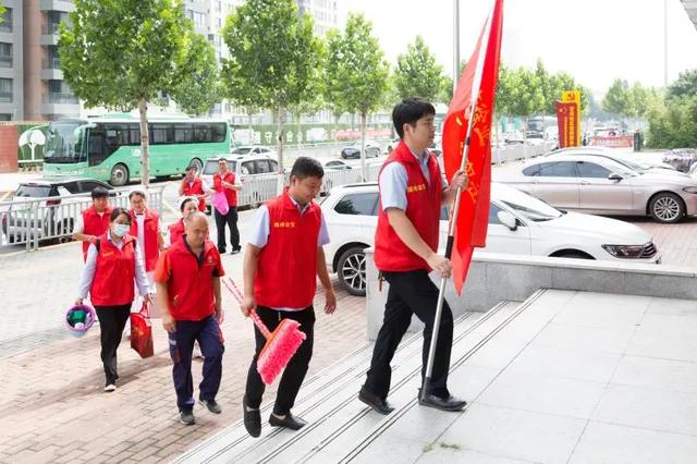 郑州中医骨伤病医院党支部携手公交四公司慰问退伍老兵