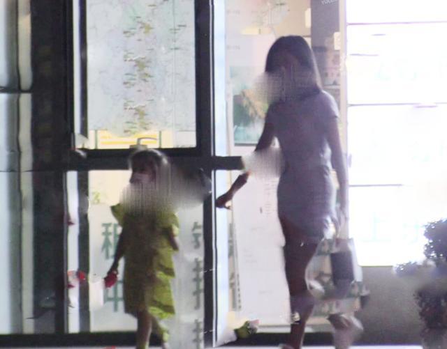 杜江霍思燕酒店度假“约会”，身边又带小女孩，关系惹猜疑