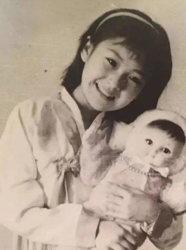 51岁的许晴：情史如此丰富，为何至今仍单身？网友表示：不敢娶