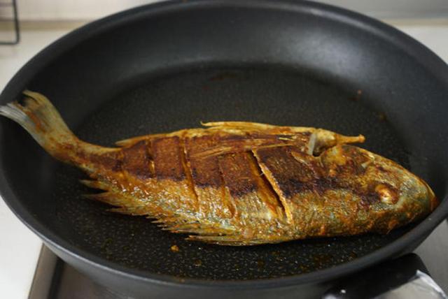 煎鱼别直接下油锅，多加这一步，不破皮不粘锅，鲜香味美