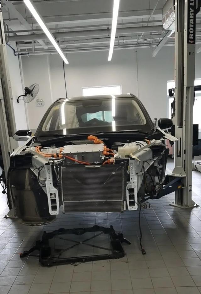 706km续航的小鹏P7只要25万！蔚来又着火了？