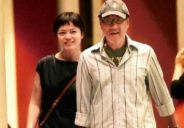 62岁歌手李宗盛三婚甜蜜,与小27岁爱妻逛古董店,十指紧扣心情佳