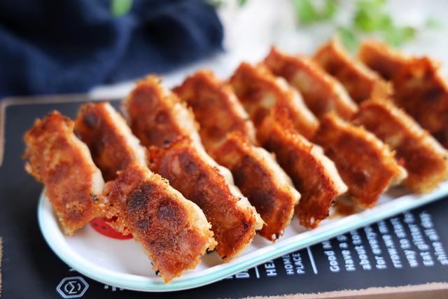 茄子别再红烧，试试新吃法，外焦里嫩超级解馋，2大锅瞬间吃光光