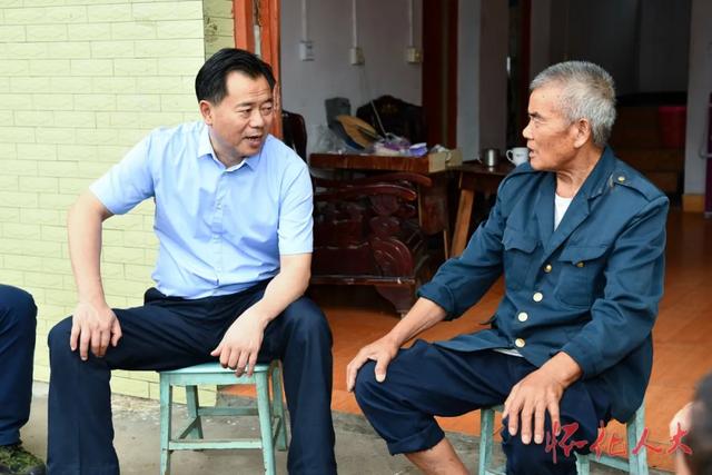践行初心使命 讲好党的故事 石希欣深入辰溪县走访慰问老党员困难党员