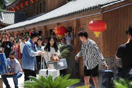 赵丽颖录中餐厅和快本女主持提箱子，赵丽颖用力提拽，比新人卖力