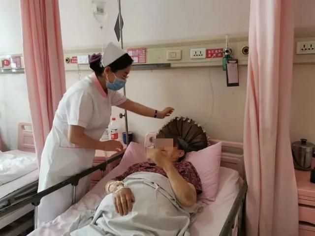 被困|高龄母女被困电梯4天3夜 互喝尿液求生