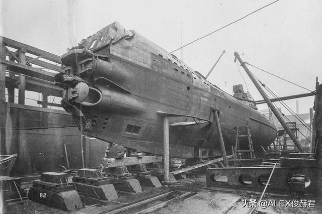 U型潜艇被反潜轰炸机逮个正着，结果飞机却被自己击落