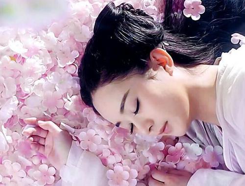 想当白马王子吗？古装剧里的睡美人，若能吻醒