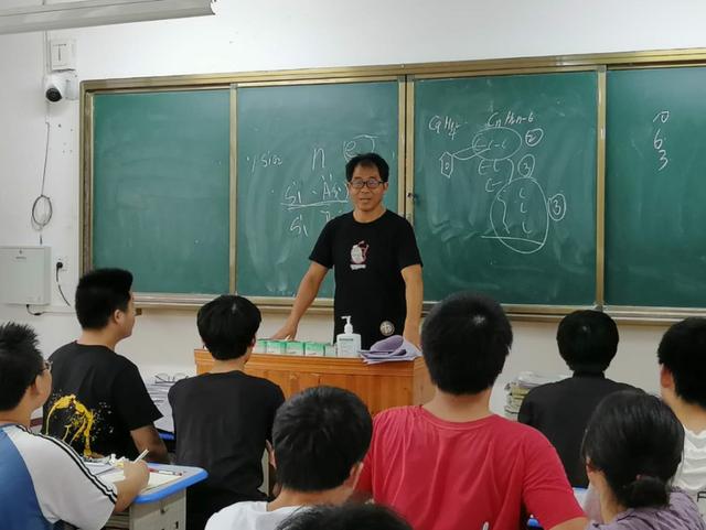湖北武穴:高考前夜,武穴中学名师为考生速递“密钥”