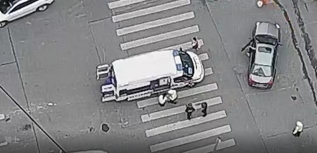 小哥|数十名外卖小哥11秒抬车救人 场面太震撼！