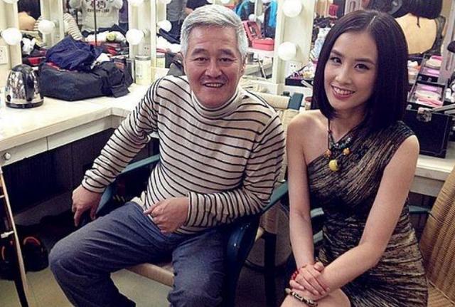 曾下跪拜师赵本山，黄圣依乘风破浪再次翻红，