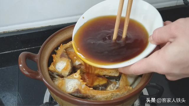 腐竹鱼腩煲：一锅夏季超下饭的美味，汁浓味香，米饭都要多煲一点
