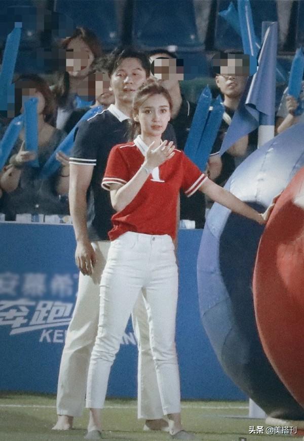 baby跑男生图曝光，穿红色马术服英姿飒爽，网友：腿怎么又粗又短