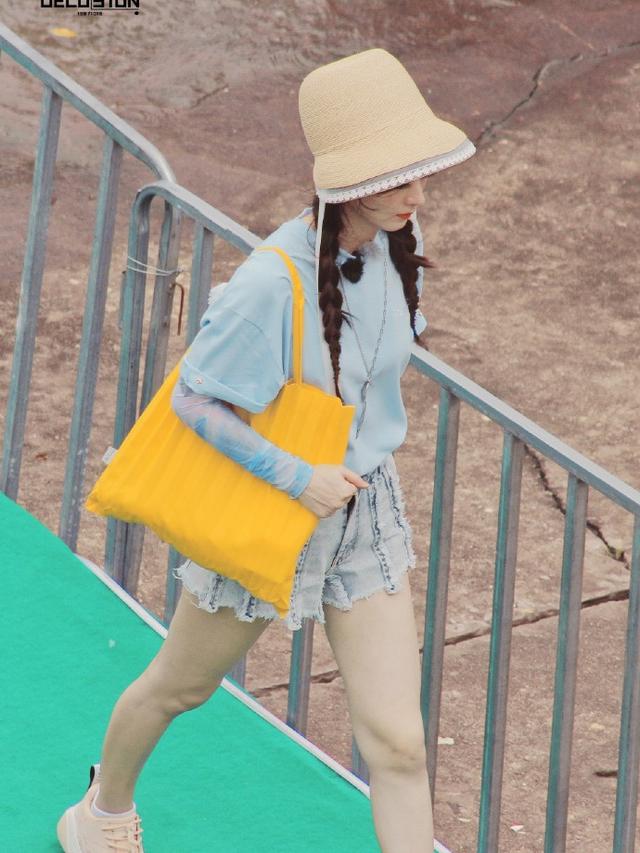 赵丽颖双马尾造型可爱，文静淑女甜美范十足