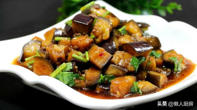 先蒸后炒，这样做出来的茄子不吸油，配上牛肉末一起炒，下饭好吃