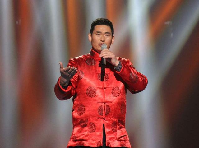 大衣哥珍藏着谢霆锋20年前的“海报”，称对方的歌难度太大