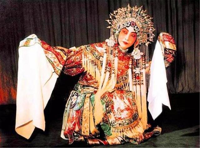 2女共侍一夫，却情同姐妹，活着“三人行”，死