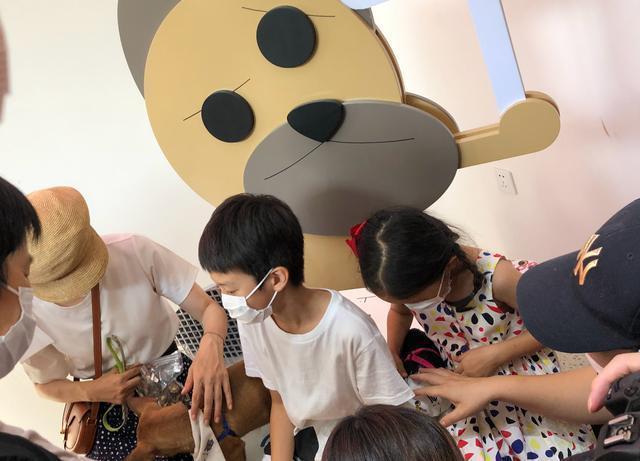 孙俪罕带儿女出席活动！搂怀里防跟拍显霸气，等等身高到妈妈肩膀