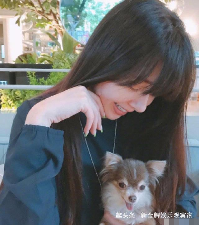 郭碧婷怀孕后首晒素颜照，怀抱爱犬变相官宣，肚子鼓了脸却未发福