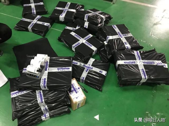 摄影师转行送外卖，设计师亲自直播卖货，特殊时期他们这样求生存