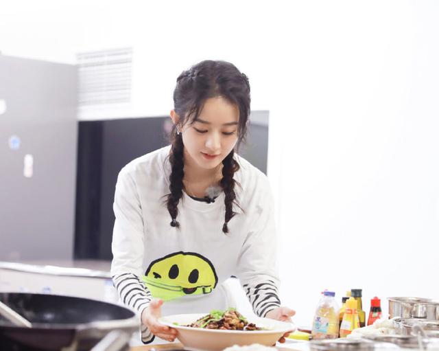 赵丽颖否认自己是吃货，直言思考才吃东西，但却被自己的举动出卖