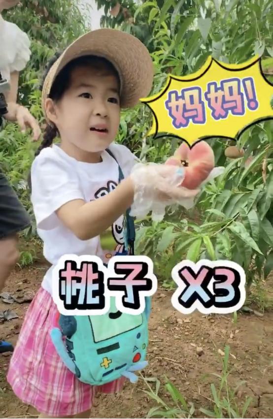 章子怡带一家人爬山太清新，小女儿一看脸傲娇