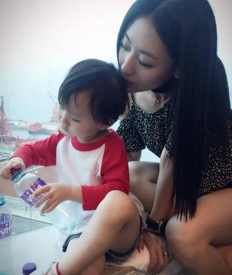 王丽坤美不过她，24岁被成龙捧红后，如今女儿已