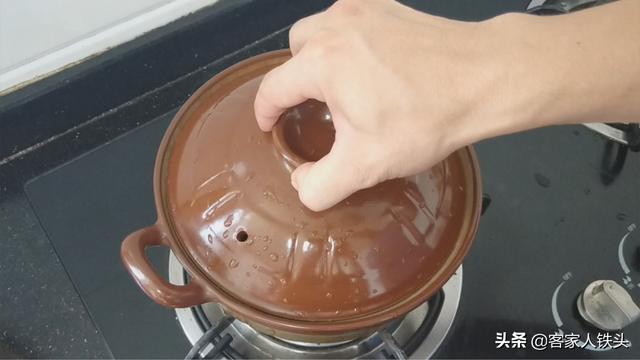 香菇炖猪脚：一个客家传统味道做法，软糯浓香，满满的胶原蛋白