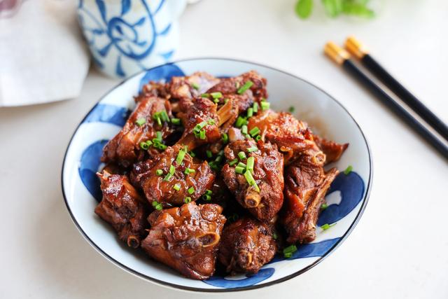 夏天，豬肉牛肉都不如它，便宜又好吃，簡單燉一鍋，花不了幾個錢