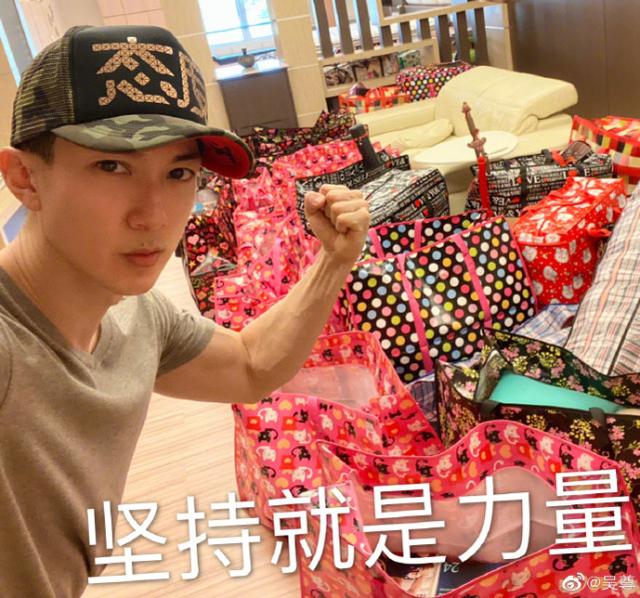 吴尊带儿女花20天整理一卡车旧物捐赠，max手臂磕青坚持干活超暖